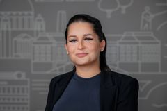 Eine junge Frau in schwarzem Blazer präsentiert sich als Recruiterin der ProPotsdam GmbH.