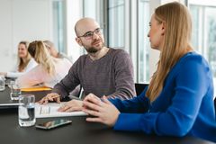 Austausch zweier Mitarbeitenden während einer Besprechung