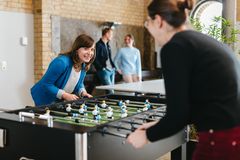 Zwei Frauen Spielen am Tischkicker