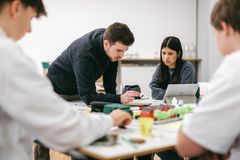 Vier junge Menschen arbeiten gemeinsam an einem Stadtentwicklungsmodell