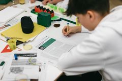 ein junger Mann erarbeitet Informationen aus einem Pressebericht