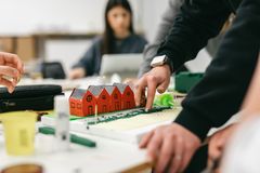 Bastelarbeiten an einem Stadtmodell