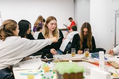 vier junge Frauen im dynamischen Austausch