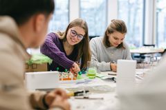 zwei junge Frauen basteln an einem Stadtmodell