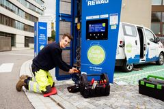 Ein Monteur arbeitet an einer Elektro Ladestation für Autos auf dem REWAG Gelände