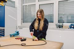 Azubine arbeitet konzentriert daran, Kabel zu verbinden – ein praktischer Schritt in ihrer Ausbildung zur Elektronikerin für Betriebstechnik.