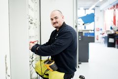 Azubi zum Elektroniker für Betriebstechnik prüft die Komponenten eines Schaltschrankes – ein wichtiger Schritt in seiner Ausbildung zur technischen Wartung und Instandhaltung.