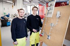 Azubis zum Technischen Systemplaner planen gemeinsam an einer Tafel Kabelleitungen und Verbindungen – praxisorientierte Aufgaben in ihrer technischen Ausbildung.