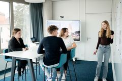 Azubis zum Kaufmann bzw. Kauffrau für Büromanagement arbeiten zusammen an einem Projekt und bereiten sich auf eine Präsentation vor.