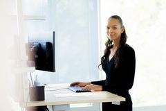 Azubine arbeitet konzentriert an Verwaltungsaufgaben im Büro – ein wesentlicher Bestandteil ihrer Ausbildung im Büromanagement.