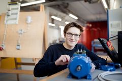 Azubi in der Ausbildung zum Mechatroniker arbeitet konzentriert in der Werkstatt an einer technischen Aufgabe – ein wichtiger Teil seiner praktischen Ausbildung.