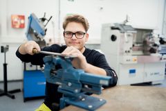 Azubi in der Ausbildung zum Industriemechaniker oder bearbeitet Metallteile – ein praktischer Moment im Ausbildungsalltag.