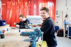 Industriemechaniker-Azubi arbeitet konzentriert mit Metall – ein wesentlicher Bestandteil seiner Ausbildung zur Bearbeitung von Werkstoffen