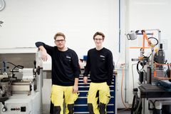 Zwei Azubis arbeiten gemeinsam in der Werkstatt – eine Teamarbeit im Rahmen ihrer praktischen Ausbildung in der Technik.