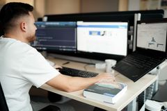 Computerbildschirm mit Diagrammen und Prozessdarstellungen, während ein Mitarbeiter einem Auszubildenden die Prozessanalyse erklärt.