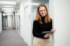 Mit dem Tablet im Einsatz – so läuft die Ausbildung zur Kauffrau für Digitalisierungsmanagement.