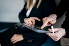 Auszubildende nutzt ein Tablet zur Planung und Auswertung digitaler Abläufe im Digitalisierungsmanagement.