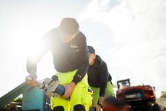 Zwei Auszubildende verlegen auf einer Baustelle Leitungen im Rahmen der Ausbildung zum Leitungsbauer für Infrastrukturtechnik.