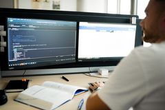Daten- und Prozessanalyse am Komputer.