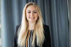 Ein Bild von Milena Schinharl, der zuständigen Personalreferentin für die Regensburg Netz GmbH.. 