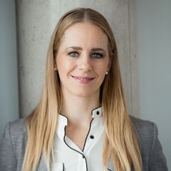Dieses Bild zeigt Frau Petra Sobotta, wie sie lächelnd in die Kamera schaut. Sie ist  Ausbildungsleiterin und Ansprechpartnerin für Werkstudenten