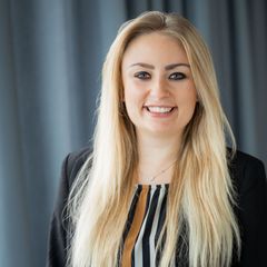 Dieses Bild zeigt Frau Milena Schinharl wie Sie lächelnd in die Kamera schaut. Sie ist  für Fragen rund um die Ausbildung zuständig