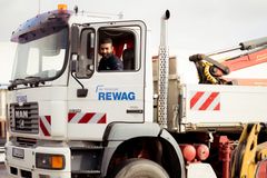 Mann mit Bart am Steuer sitzend in einem REWAG-LKW.