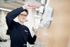 Azubi zum Technischen Systemplaner übt die Planung von Kabelsystemen, die eine sichere Stromversorgung im gesamten Gebäude gewährleisten – von der Wohnung bis zur Hauptverteilung.