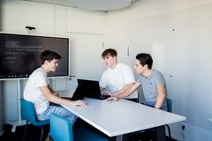 IT-Azubis besprechen gemeinsam digitale Lösungen. 
