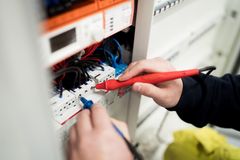 Das Bild zeigt das Arbeiten an einer Elektrischen Anlage und soll auf die Ausbildung  zum Elektroniker für Betriebstechnik hinweisen.