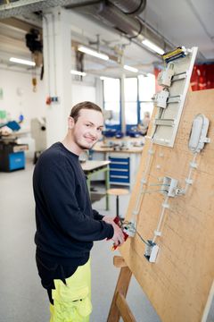 Das Bild zeigt einen Mann de vor einer Schaltanlage steht. Das Bild soll auf die Ausbildung  zum Elektroniker für Energie und Gebäudetechnik bei der REWAG hinweisen.