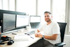 Ein IT-ler sitzt vor seinem Komputer, auf dem er IT-Systeme plant und betreut. 