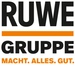 Das Logo der RUWE Gruppe. Der Schriftzug RUWE GRUPPE in schwarz, getrennt durch einen orangefarbigen Strich. Darunter in oranger Schrift: MACHT. ALLES. GUT.
