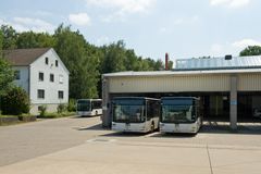 Ansicht der RVK-Niederlassung in Bergisch Gladbach. Zu sehen ist die Wagenhalle mit RVK-Bussen.