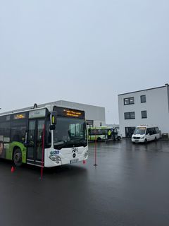Die RVK-Niederlassung in Bornheim. Im Vordergrund steht ein RVK-Bus.