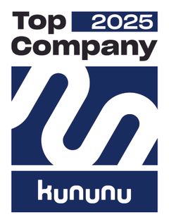 Badge-Grafik mit der Aufschrift „Top Company 2025“ und dem kununu-Logo. Das Design ist in Dunkelblau und Weiß gehalten, mit großem stilisierten „k“-Symbol und dem Schriftzug „kununu“ im unteren Bereich.