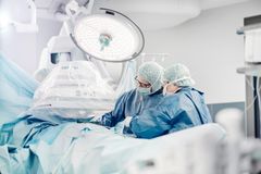 Zwei Ärzte stehen im Hybrid-OP am Operationstisch
