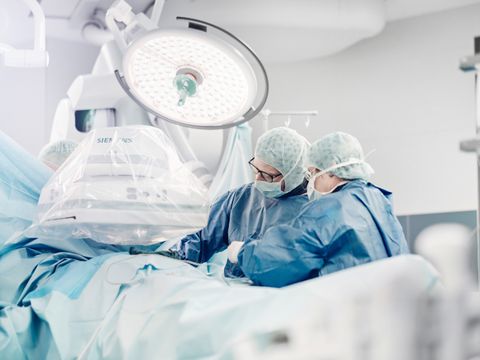 Zwei Ärzte stehen im Hybrid-OP am Operationstisch