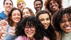 Glückliche Gruppe Jugendlicher, die ein Selfie machen