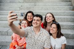 Lächelndes Team bei einem gemeinsamen Selfie
