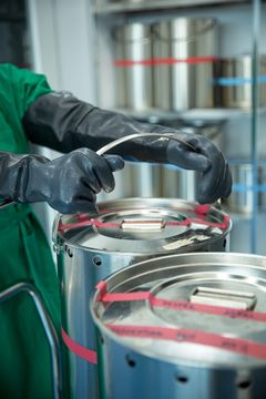 Labor-Mitarbeiter arbeitet mit Hochrisiko-Material