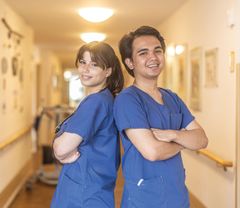 Chiara und Alvin in der Ausbildung zur Pflege
