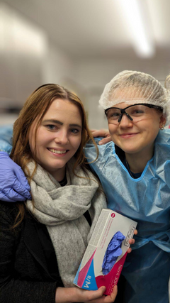 Sandy und Sarah bei ihrem ersten fachpraktischen Unterricht im 1. Lehrjahr in der Ausbildung zur Pflegefachfrau. 