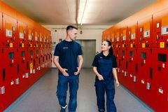 2 Personen in Gebäude