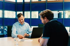 Person mit Kunden