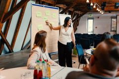 Person zeigt auf Pinnwand