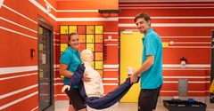 2 Personen bei Tragen von Puppe