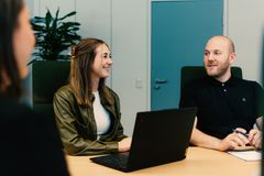 2 Personen in Besprechungsraum