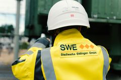 Person von hinten mit SWE-Schutzjacke