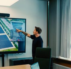 Person zeigt auf einen Lageplan